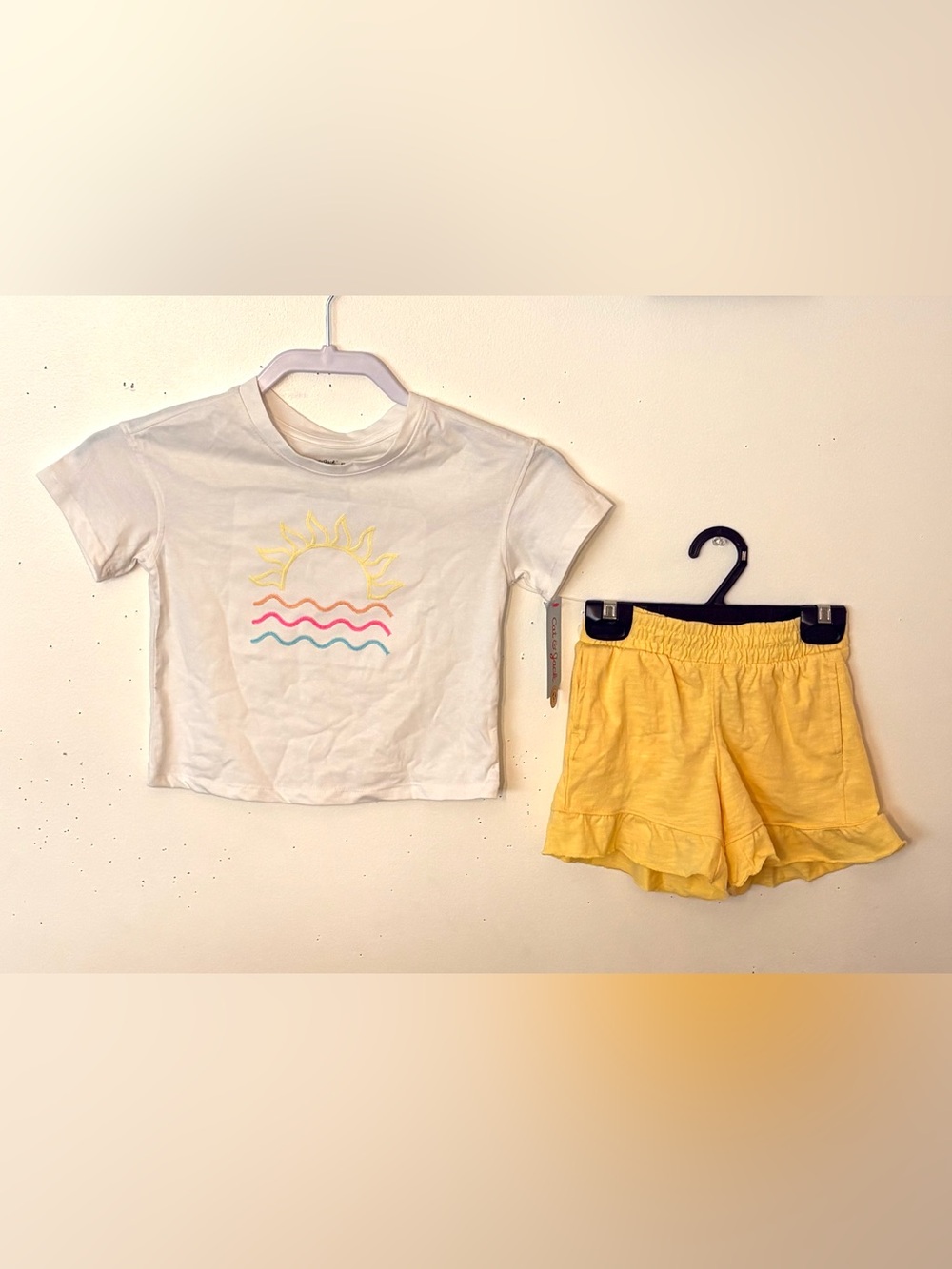 Cat & Jack Girls' Sun Graphic Tee & Yellow Ruffle Shorts Set. Size 5T. NWT.